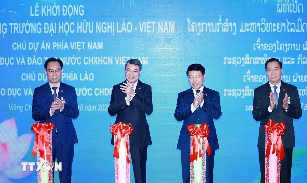 Thủ tướng Lê Minh Hưng và Thủ tướng Lào Saleumxay Kommasith thực hiện nghi thức khởi động dự án Trường Đại học Hữu nghị Lào-Việt Nam. (Ảnh: Dương Giang/TTXVN) Thủ tướng Lê Minh Hưng và Thủ tướng Lào Saleumxay Kommasith thực hiện nghi thức khởi động dự án Trường Đại học Hữu nghị Lào-Việt Nam. (Ảnh: Dương Giang/TTXVN)