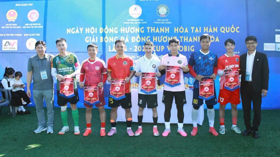 Đại diện các đội bóng chụp ảnh cùng Ban Tổ chức giải đấu. Ảnh: Trường Giang (P/v TTXVN tại Hàn Quốc)