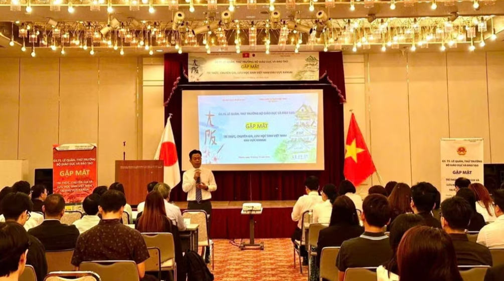 Thứ trưởng Giáo dục và Đào tạo Lê Quân gặp gỡ, trao đổi với hơn 50 nhà khoa học, chuyên gia và lưu học sinh Việt Nam tại khu vực Kansai (Nhật Bản). (Ảnh: Tổng Lãnh sự quán Việt Nam tại Osaka) Thứ trưởng Giáo dục và Đào tạo Lê Quân gặp gỡ, trao đổi với hơn 50 nhà khoa học, chuyên gia và lưu học sinh Việt Nam tại khu vực Kansai (Nhật Bản). (Ảnh: Tổng Lãnh sự quán Việt Nam tại Osaka)