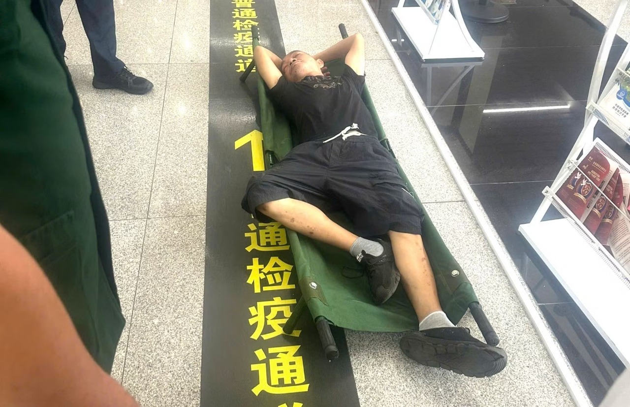 老街边防部队及时救助突发疾病的中国公民 老街边防部队及时救助突发疾病的中国公民