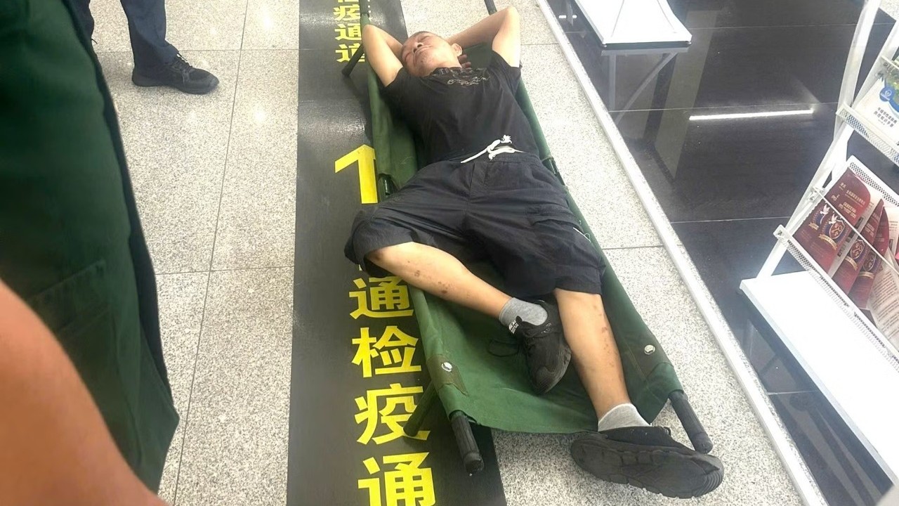 老街边防部队及时救助突发疾病的中国公民