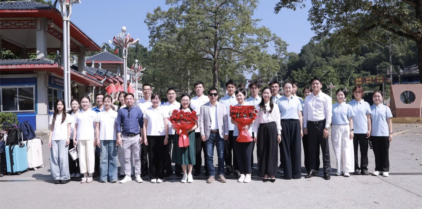 10月11日，越南祖国阵线中央委员会代表联合胡志明共产主义青年团谅山省委，在友谊国际口岸举行仪式，迎接中国青年代表团赴越开启2026年“红色研学之旅”[1]。该活动旨在积极落实越中两党两国最高领导人关于加强民间交流、特别是年轻一代交流的重要共识[1]。活动于10月11日至16日在越南河内市、太原省和高平省展开，共有100名青年代表参加，其中越方代表30名、中方代表70名[1]。越方代表团由河内市团委副书记、市青年联合会主席、市少先队委员会主席陶德越率领，包括各省市团委代表及优秀青年[1]；中方代表团由中国驻越南大使馆公使衔参赞刘云伟率领[1][2]，成员涵盖中国驻越南使馆、驻岘港总领馆、驻胡志明市总领馆官员，广西大学团委代表、广西师范大学各学院代表（国内入境20人）以及在越学习工作的50名中国青年[1]。在越期间，两国青年将举办座谈交流，考察在青年工作、创新创业和社区发展等方面的典型模式；同时开展实地研学，寻访与越中友谊及胡志明主席革命生涯密切相连的红色地标与革命遗迹，深入领略越南的历史与文化[1]。