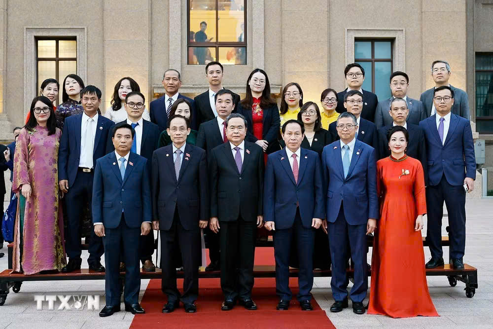 Chủ tịch Quốc hội Trần Thanh Mẫn gặp gỡ cộng đồng kiều bào tại Trung Quốc Chủ tịch Quốc hội Trần Thanh Mẫn gặp gỡ cộng đồng kiều bào tại Trung Quốc