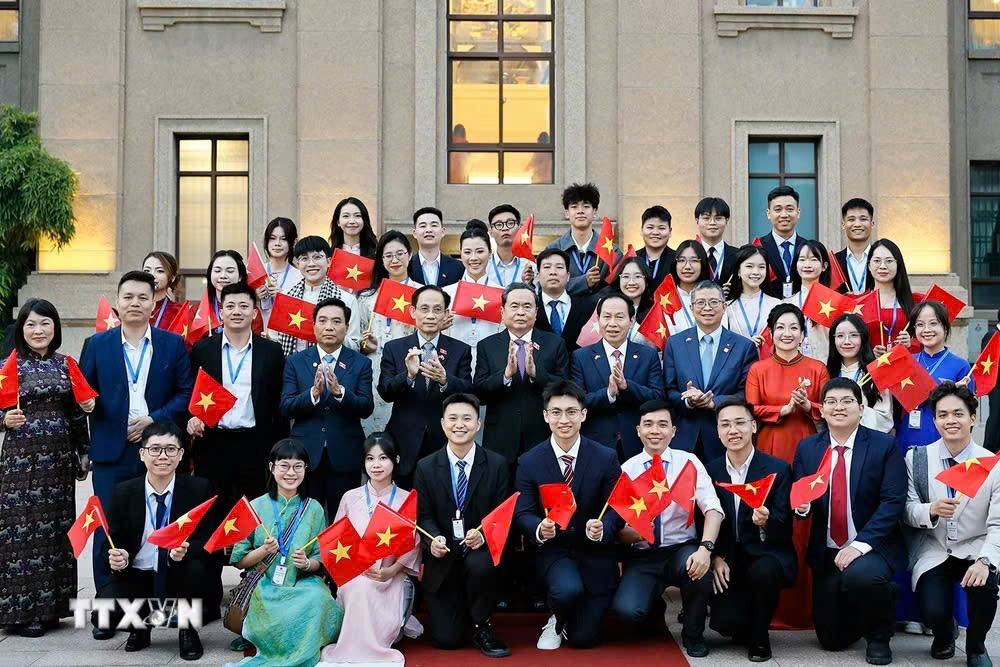 Chủ tịch Quốc hội Trần Thanh Mẫn gặp gỡ cộng đồng kiều bào tại Trung Quốc Chủ tịch Quốc hội Trần Thanh Mẫn gặp gỡ cộng đồng kiều bào tại Trung Quốc