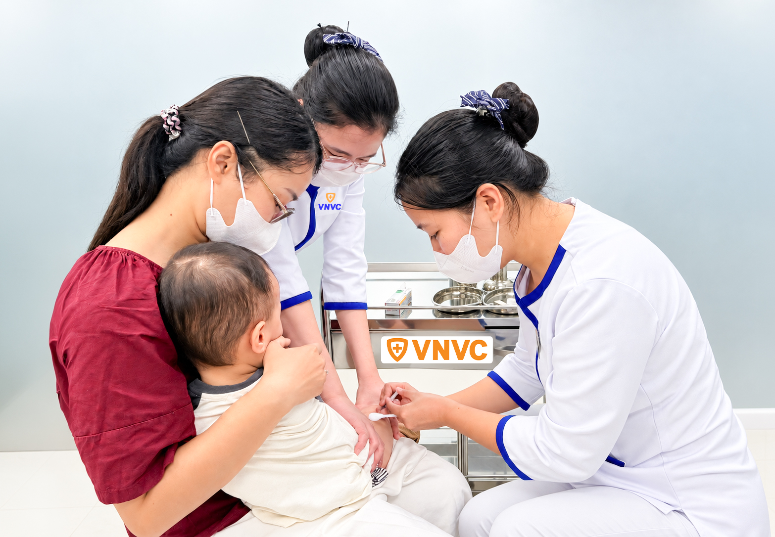 Chị Phương Anh cho con trai tiêm vắc xin tay chân miệng tại VNVC Huế, giúp con tránh nguy cơ mắc bệnh nặng. Ảnh: Thanh Thảo
