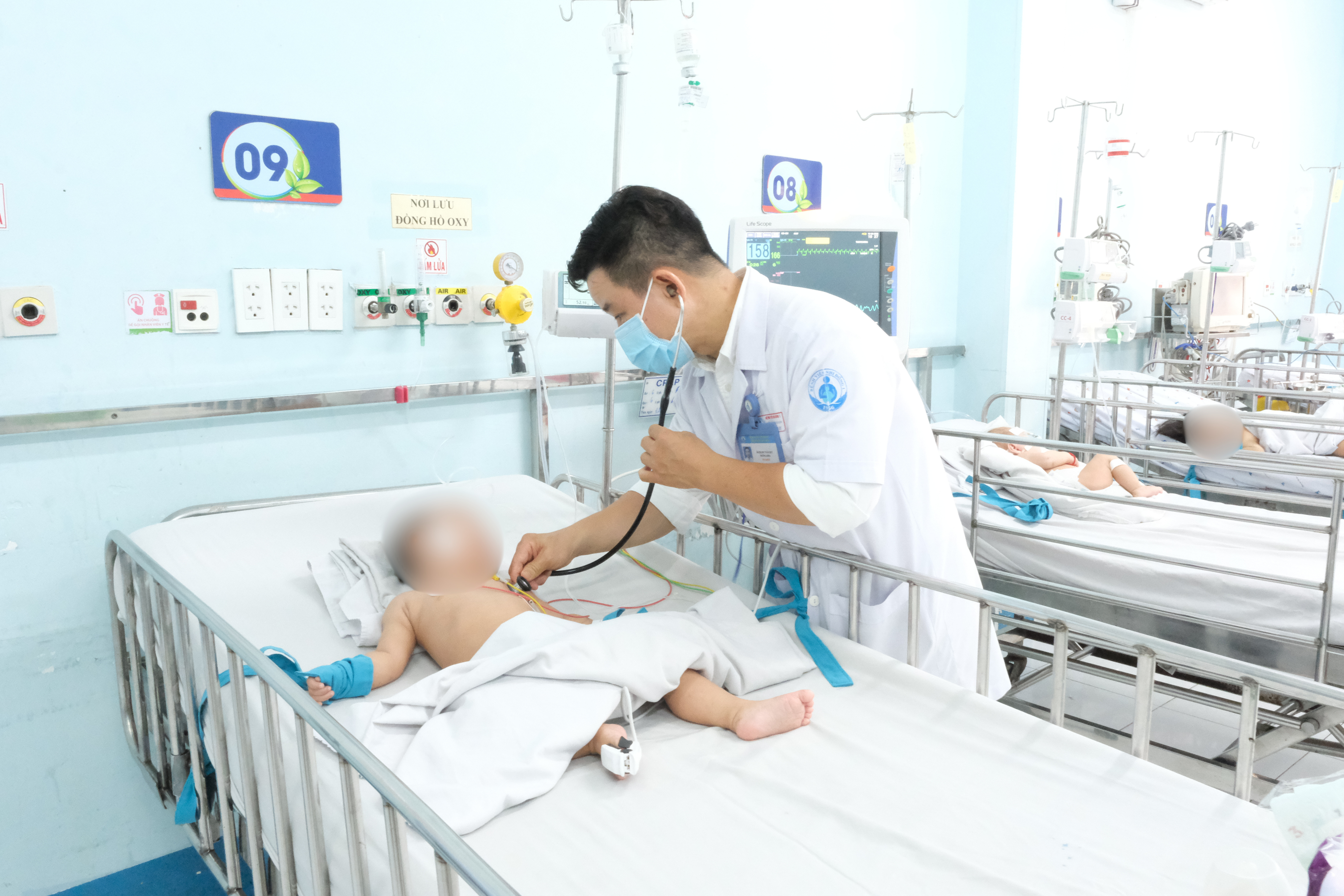 Bé gái hơn 3 tuổi, ở TP.HCM mắc tay chân miệng chủng EV71 nhanh chóng chuyển từ độ 1 lên độ 3, phải điều trị tại phòng hồi sức tích cực, Bệnh viện Nhi đồng 1 (TP HCM). Ảnh: Bình An