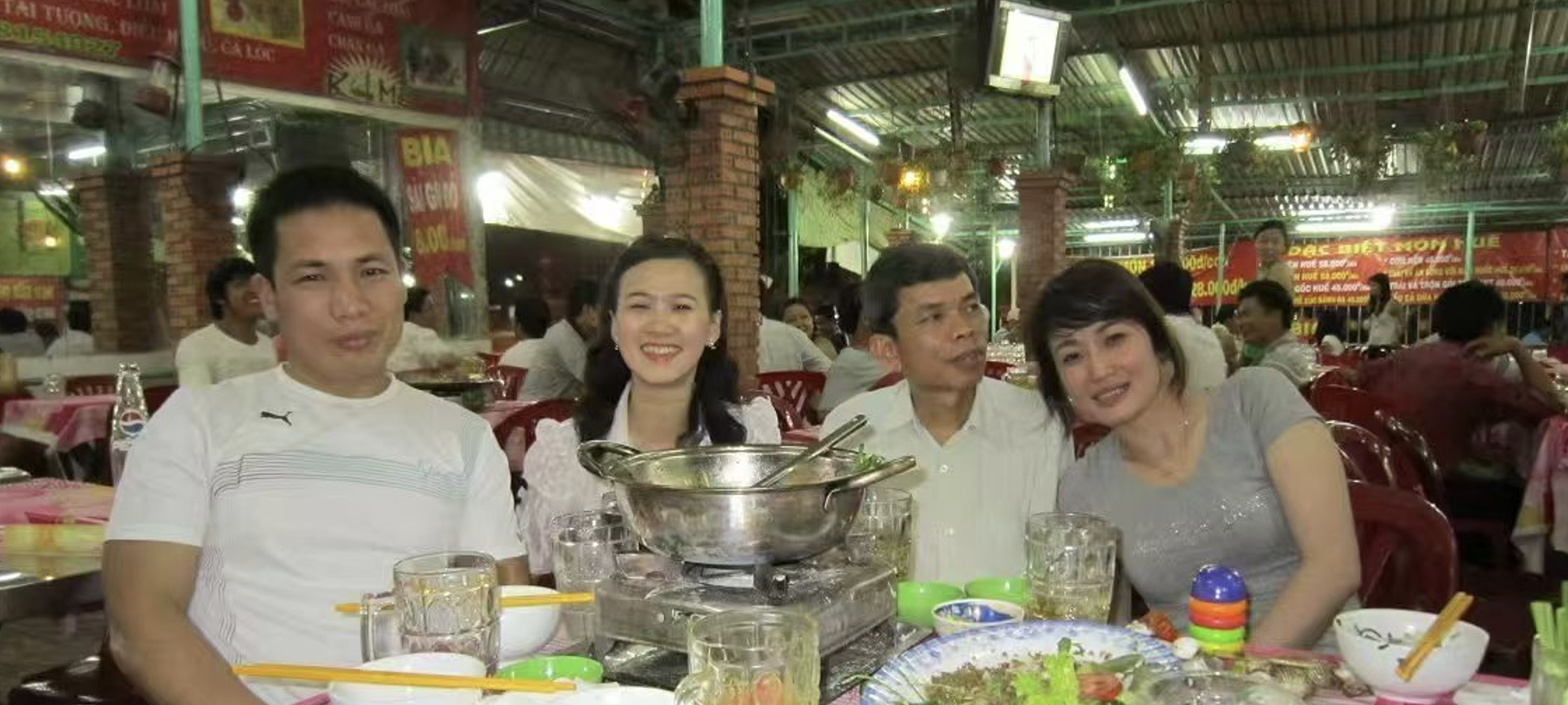 许刚中先生(最左侧)与妻子(身旁)在越南与朋友们合影。(图片:受访者提供) 许刚中先生(最左侧)与妻子(身旁)在越南与朋友们合影。(图片:受访者提供)