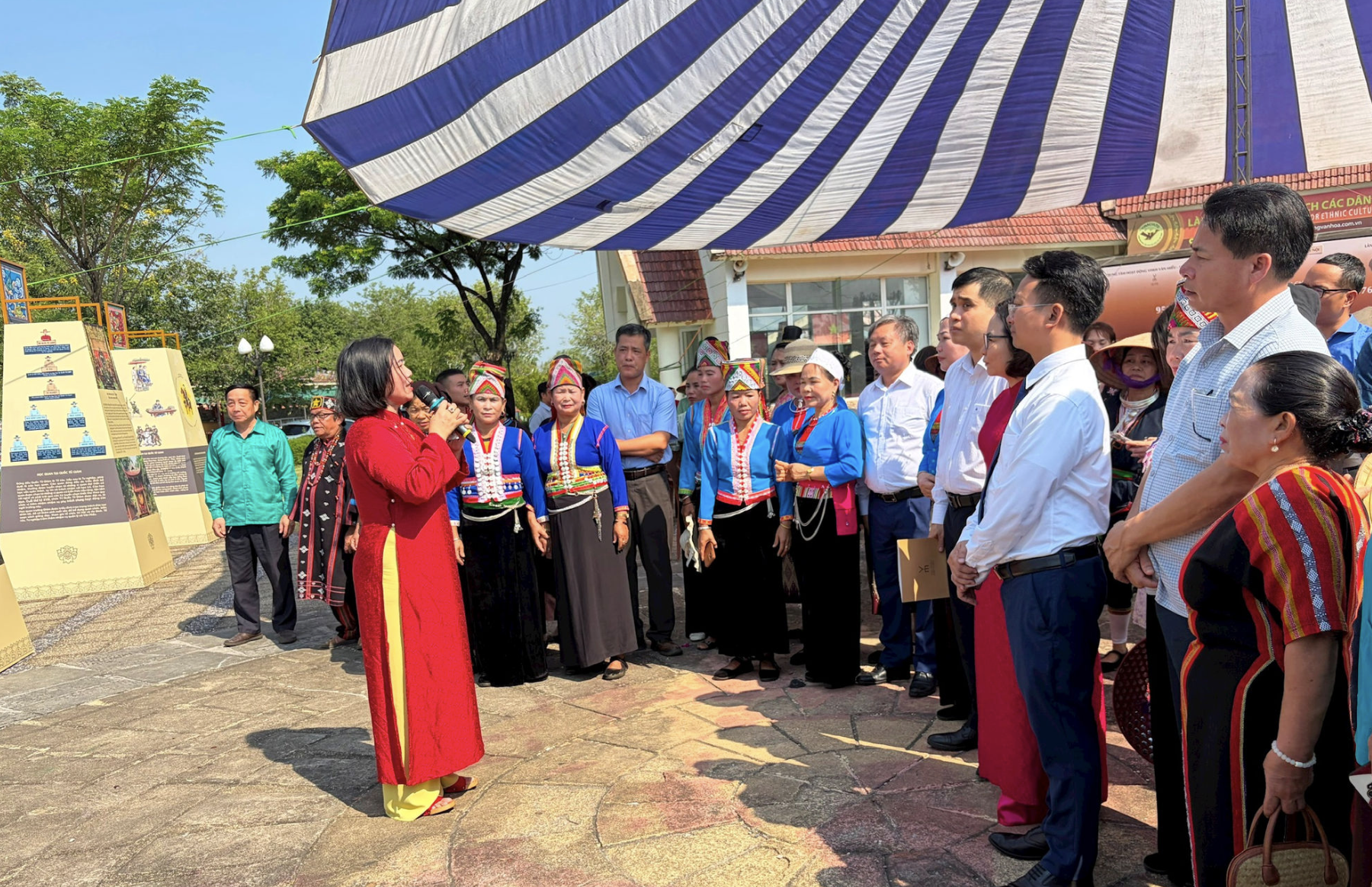 ba chủ đề chính: “Nơi khởi nguồn đạo học”; “Quốc Tử Giám - trường Quốc học đầu tiên”; “Hành trình bảo tồn và phát huy di tích Văn Miếu - Quốc Tử Giám”. (Ảnh: T.L) ba chủ đề chính: “Nơi khởi nguồn đạo học”; “Quốc Tử Giám - trường Quốc học đầu tiên”; “Hành trình bảo tồn và phát huy di tích Văn Miếu - Quốc Tử Giám”. (Ảnh: T.L)