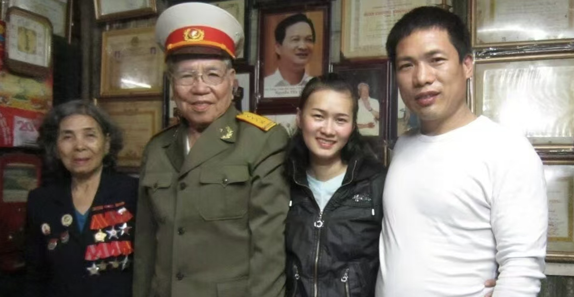 Anh Hứa Cương Trung (ngoài cùng bên phải) chụp ảnh cùng gia đình vợ. (Ảnh: NVCC) Anh Hứa Cương Trung (ngoài cùng bên phải) chụp ảnh cùng gia đình vợ. (Ảnh: NVCC)