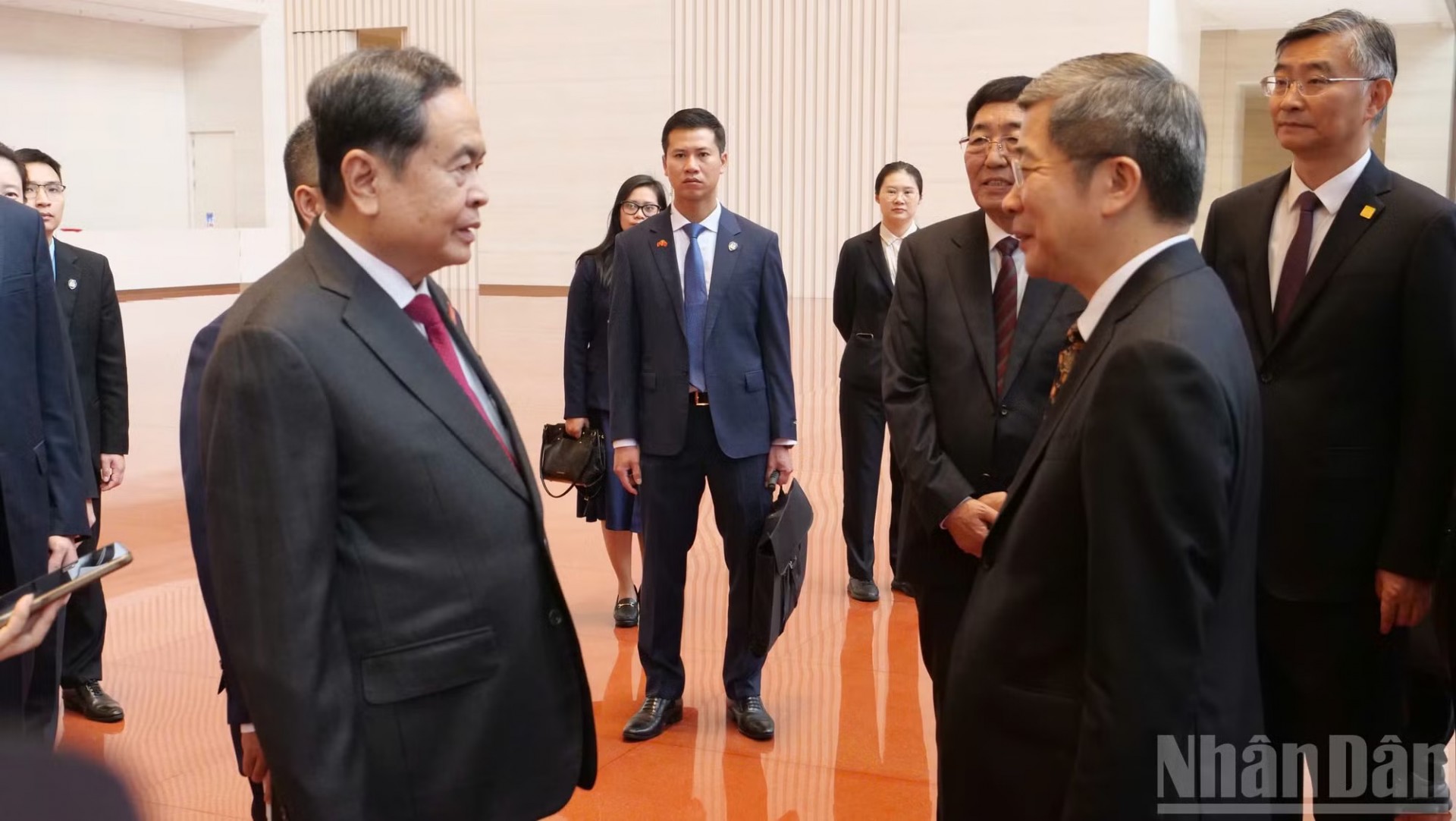 Khẳng định tầm quan trọng của giao lưu nhân dân đối với sự phát triển quan hệ Việt-Trung Khẳng định tầm quan trọng của giao lưu nhân dân đối với sự phát triển quan hệ Việt-Trung