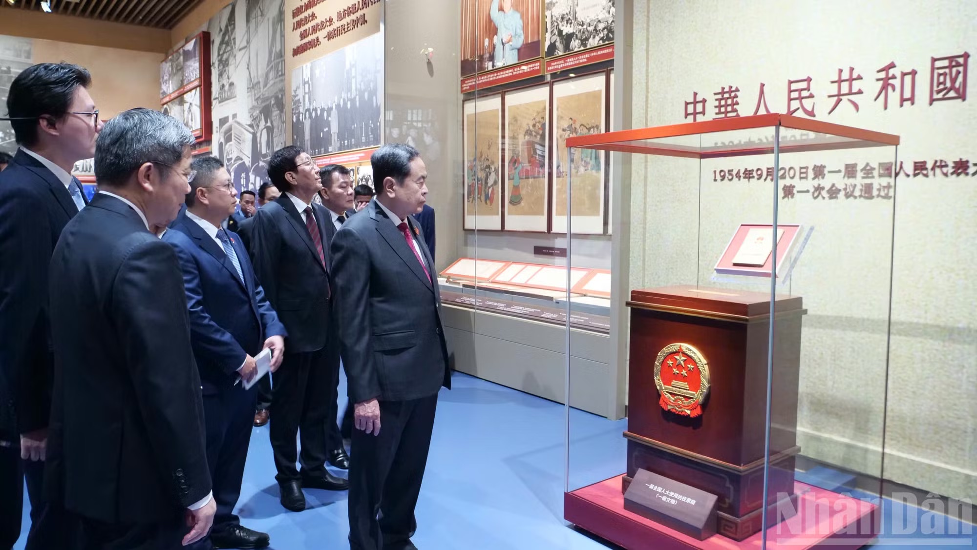 Khẳng định tầm quan trọng của giao lưu nhân dân đối với sự phát triển quan hệ Việt-Trung Khẳng định tầm quan trọng của giao lưu nhân dân đối với sự phát triển quan hệ Việt-Trung