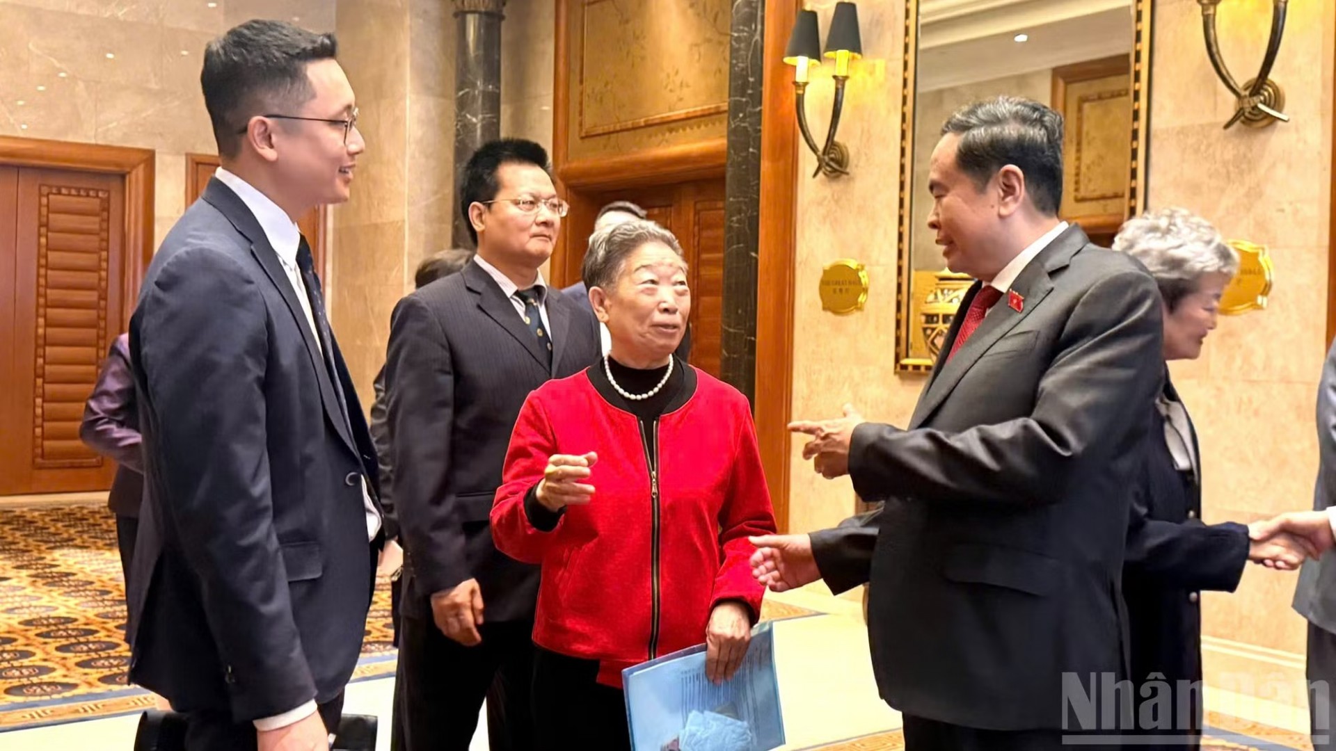 Khẳng định tầm quan trọng của giao lưu nhân dân đối với sự phát triển quan hệ Việt-Trung Khẳng định tầm quan trọng của giao lưu nhân dân đối với sự phát triển quan hệ Việt-Trung