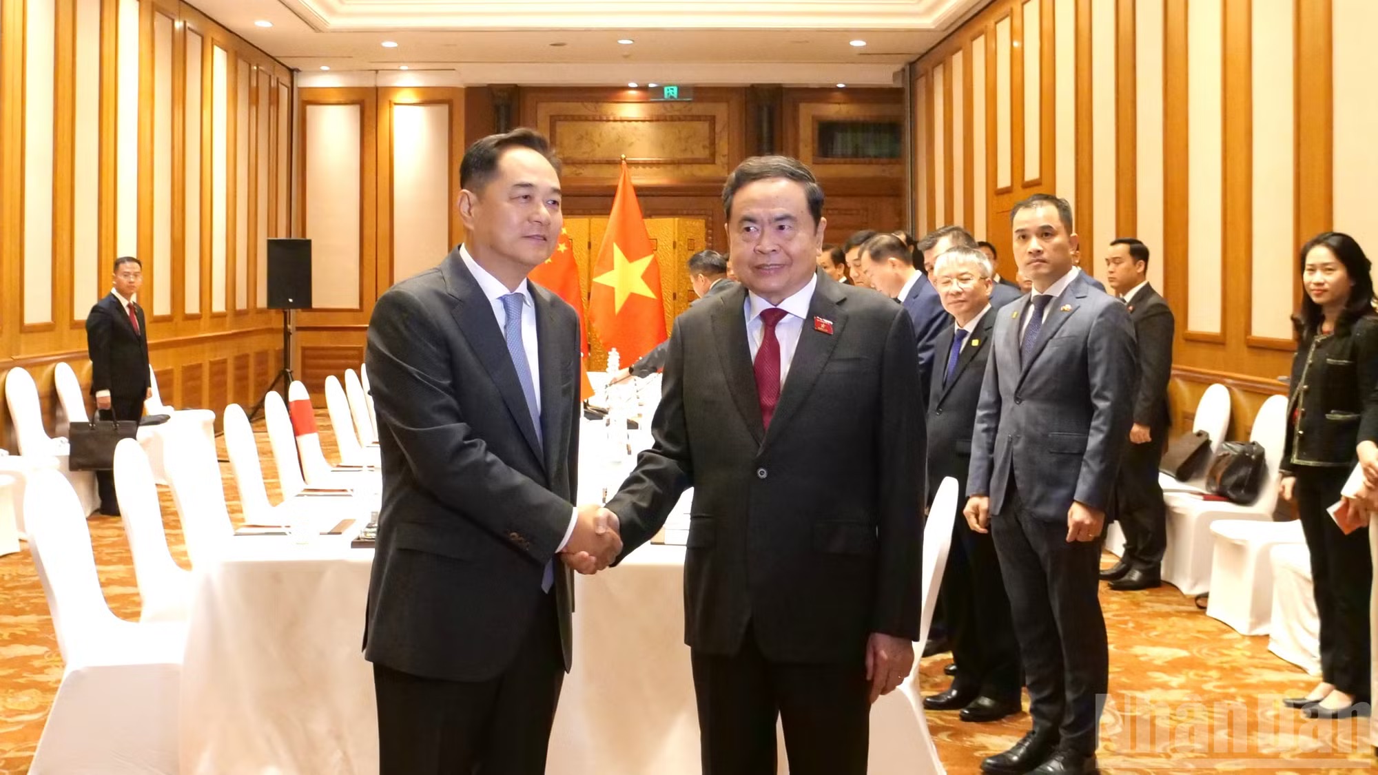 Khẳng định tầm quan trọng của giao lưu nhân dân đối với sự phát triển quan hệ Việt-Trung Khẳng định tầm quan trọng của giao lưu nhân dân đối với sự phát triển quan hệ Việt-Trung