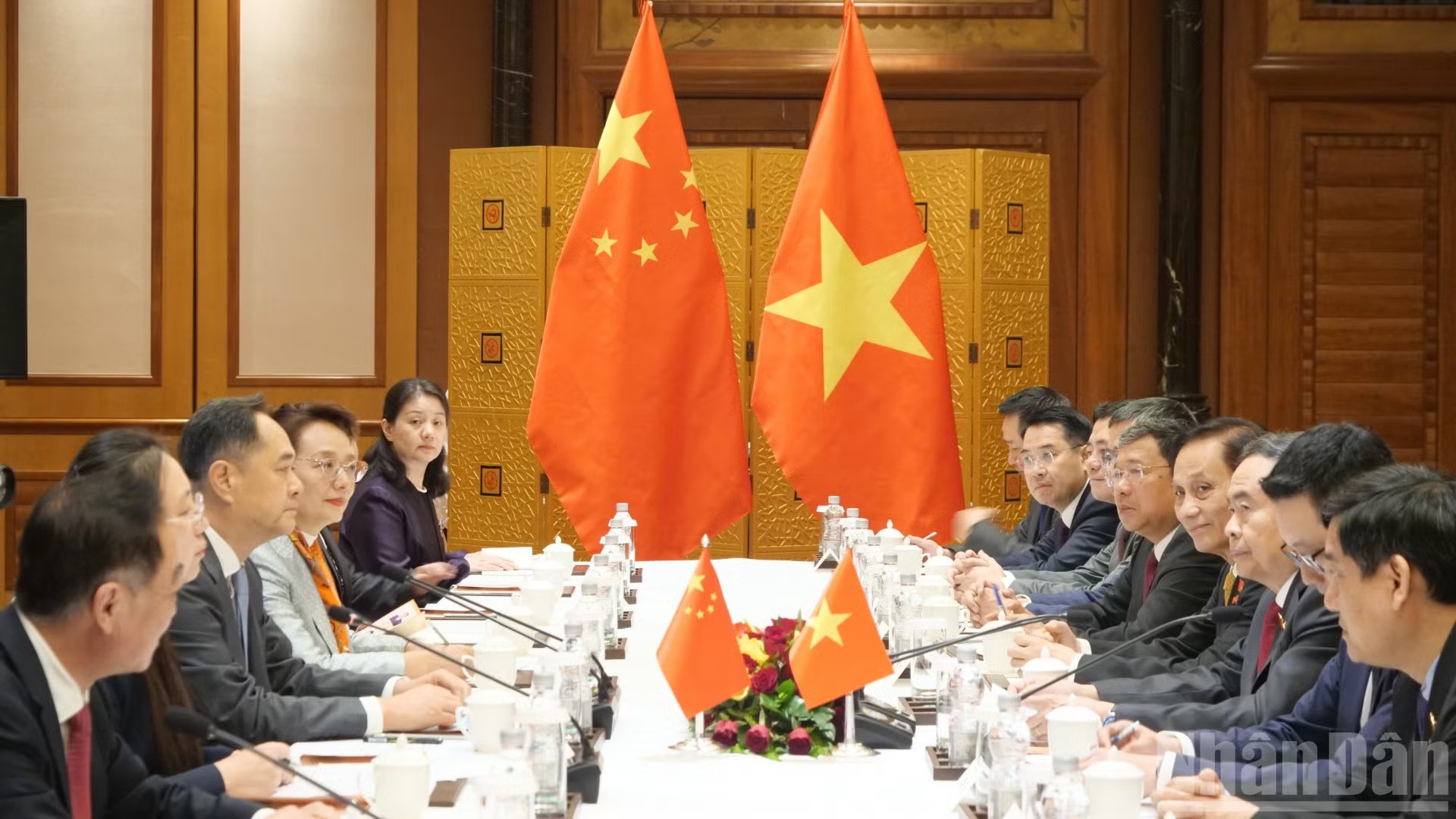 Khẳng định tầm quan trọng của giao lưu nhân dân đối với sự phát triển quan hệ Việt-Trung Khẳng định tầm quan trọng của giao lưu nhân dân đối với sự phát triển quan hệ Việt-Trung