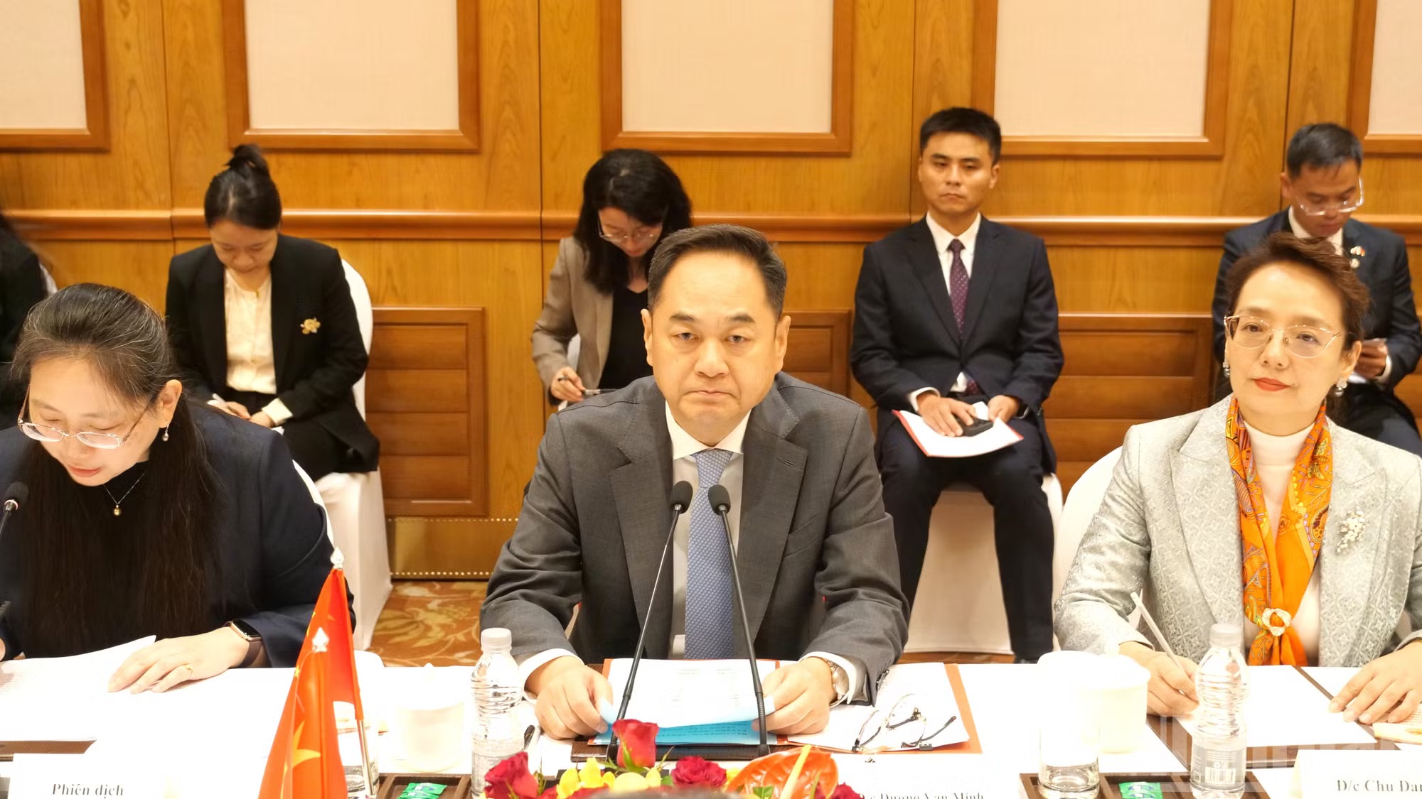 Khẳng định tầm quan trọng của giao lưu nhân dân đối với sự phát triển quan hệ Việt-Trung Khẳng định tầm quan trọng của giao lưu nhân dân đối với sự phát triển quan hệ Việt-Trung