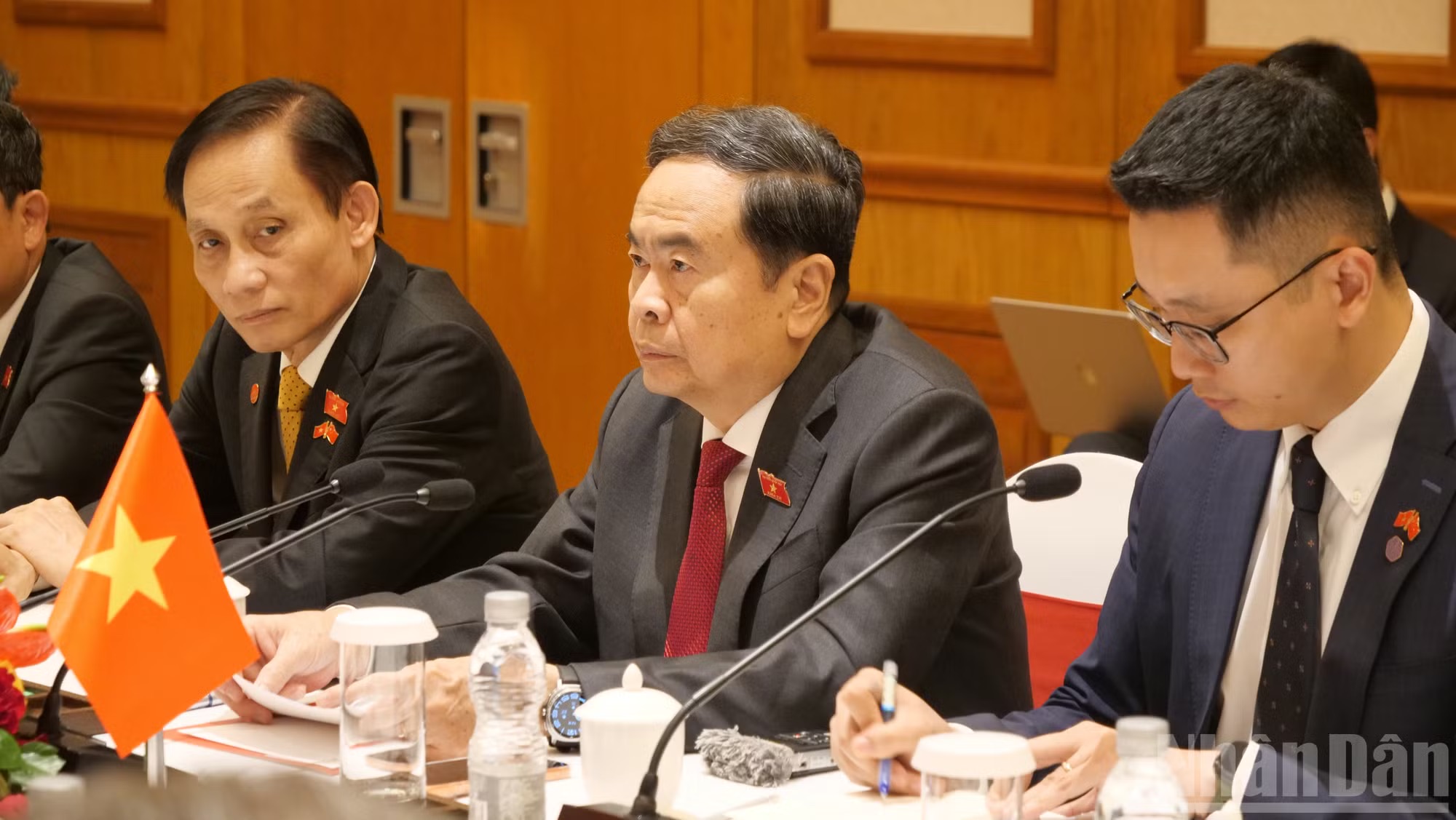Khẳng định tầm quan trọng của giao lưu nhân dân đối với sự phát triển quan hệ Việt-Trung Khẳng định tầm quan trọng của giao lưu nhân dân đối với sự phát triển quan hệ Việt-Trung