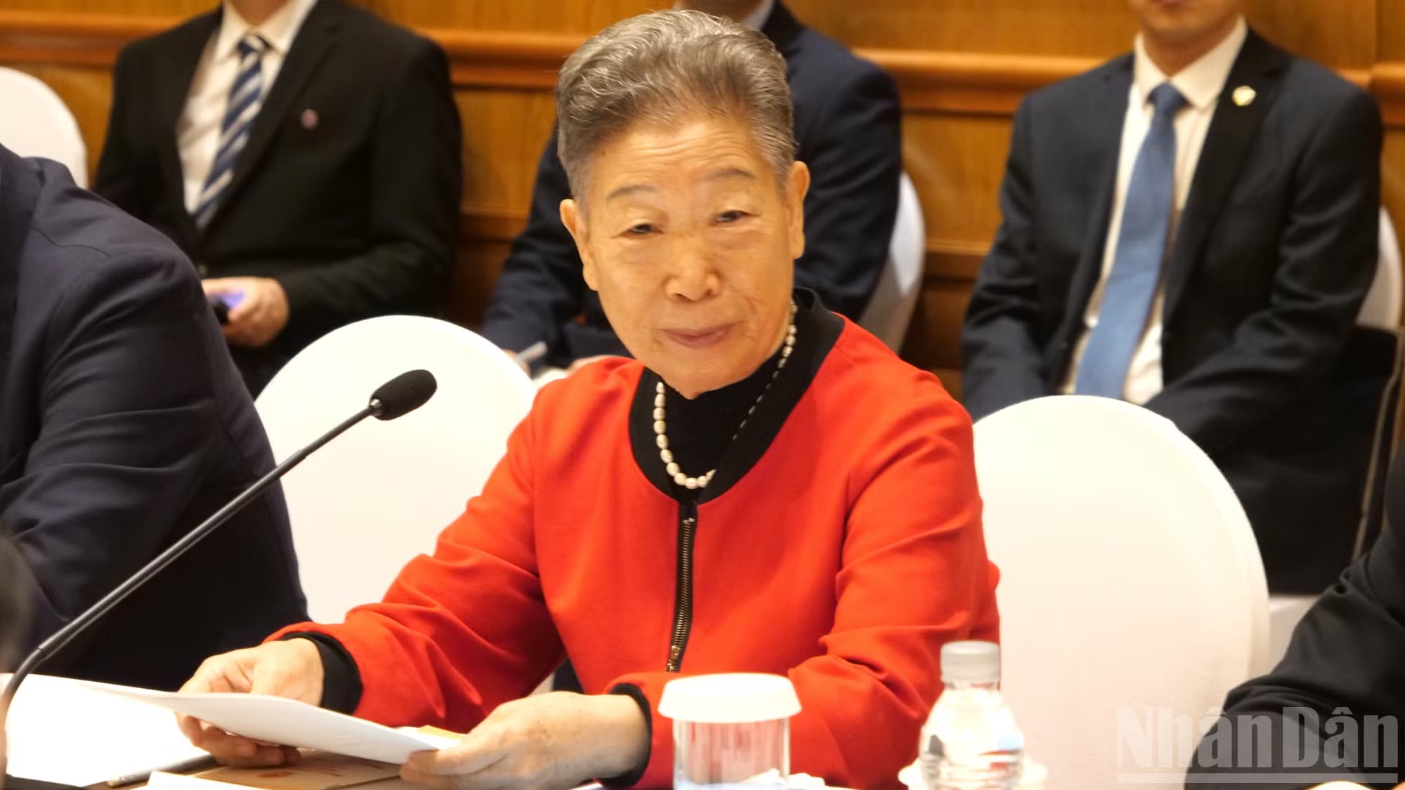 Khẳng định tầm quan trọng của giao lưu nhân dân đối với sự phát triển quan hệ Việt-Trung Khẳng định tầm quan trọng của giao lưu nhân dân đối với sự phát triển quan hệ Việt-Trung