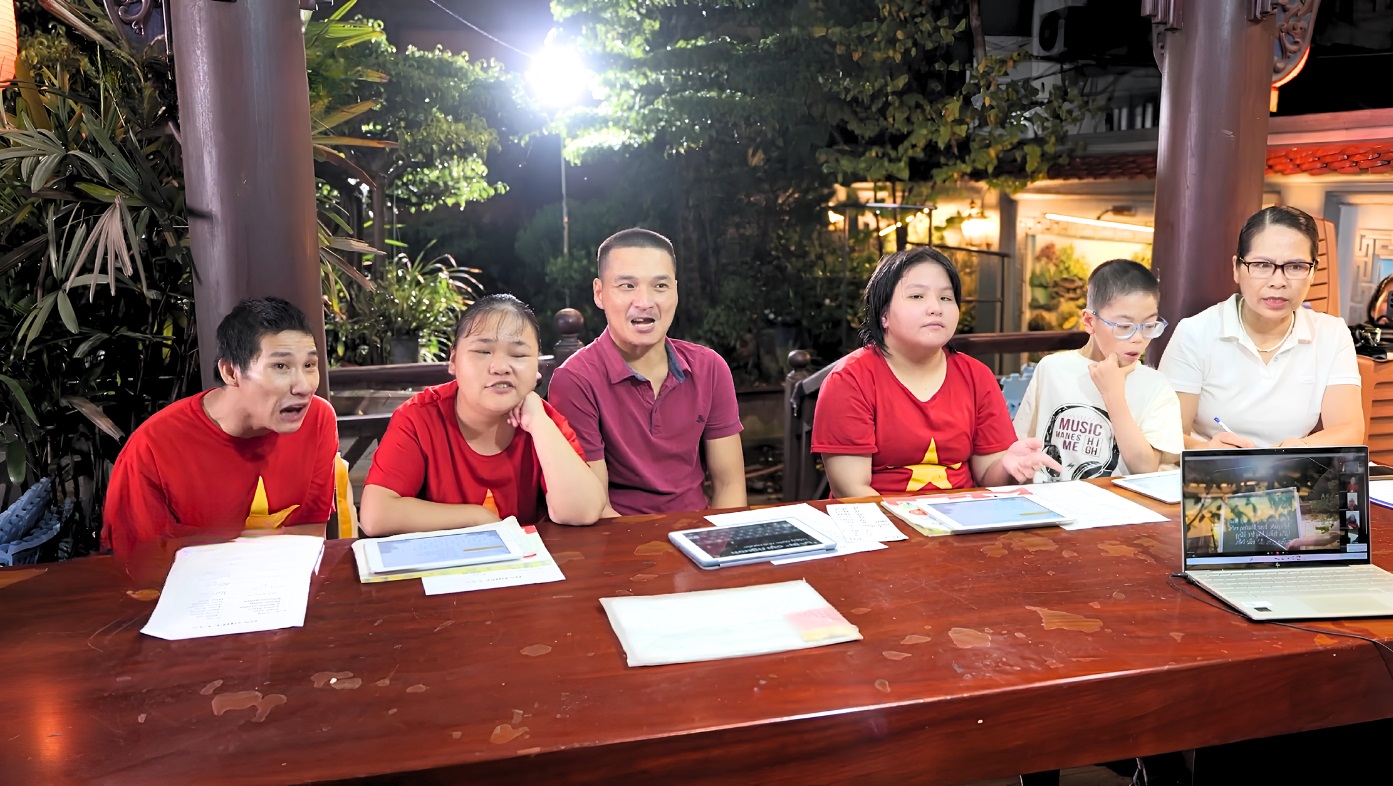 Lớp học buổi tối của chị Huế có những học viên từ khoảng 9 tuổi đến gần 50 tuổi, cùng kiên trì học đọc, viết. Nguồn: THNĐ Lớp học buổi tối của chị Huế có những học viên từ khoảng 9 tuổi đến gần 50 tuổi, cùng kiên trì học đọc, viết. Nguồn: THNĐ