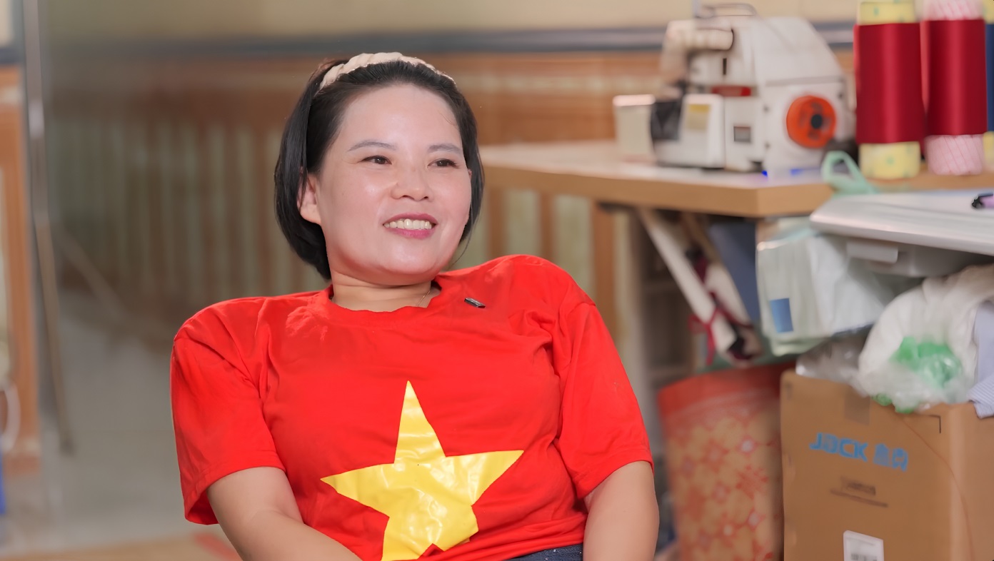 Từng trải qua mặc cảm vì khuyết tật, chị Đỗ Thị Huế dần tìm thấy sự tự tin và dành 15 năm đồng hành, tiếp thêm động lực cho những người cùng cảnh. Nguồn: THNĐ. Từng trải qua mặc cảm vì khuyết tật, chị Đỗ Thị Huế dần tìm thấy sự tự tin và dành 15 năm đồng hành, tiếp thêm động lực cho những người cùng cảnh. Nguồn: THNĐ.
