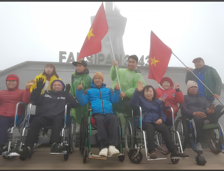 Chị Huế từng đồng hành cùng đoàn người khuyết tật chinh phục Fansipan, giúp các thành viên có thêm trải nghiệm và thử sức với những hành trình mới. Chị Huế từng đồng hành cùng đoàn người khuyết tật chinh phục Fansipan, giúp các thành viên có thêm trải nghiệm và thử sức với những hành trình mới.