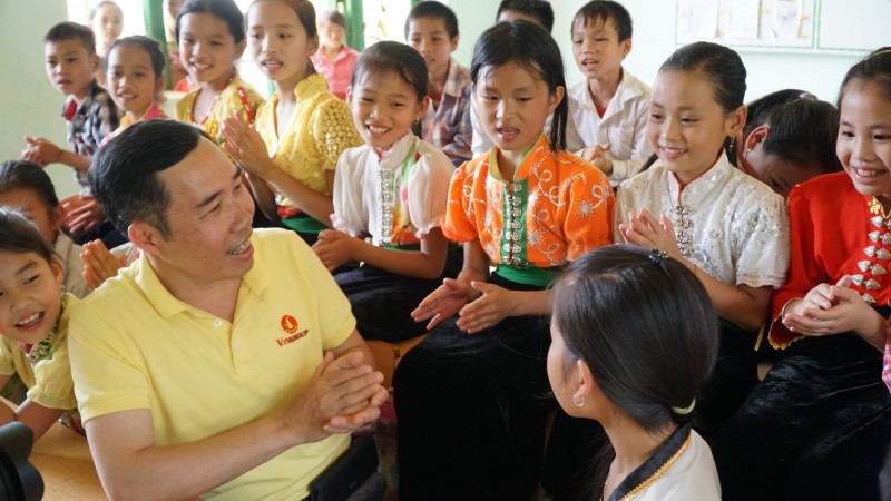 Niềm vui của các em học sinh vùng cao trong lớp học mới do Quỹ trao tặng Niềm vui của các em học sinh vùng cao trong lớp học mới do Quỹ trao tặng