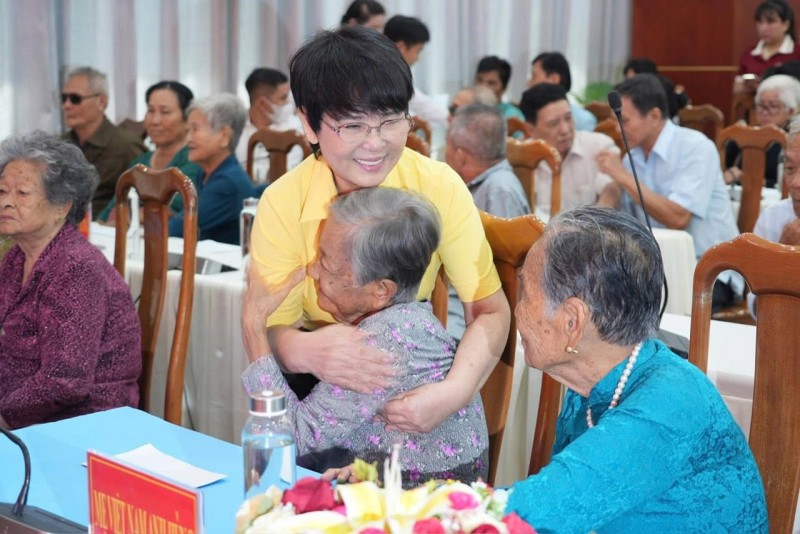 Nhà đồng sáng lập Quỹ Thiện Tâm - bà Phạm Thu Hương: “Làm việc thiện để thấy mình sống có giá trị hơn” Nhà đồng sáng lập Quỹ Thiện Tâm - bà Phạm Thu Hương: “Làm việc thiện để thấy mình sống có giá trị hơn”