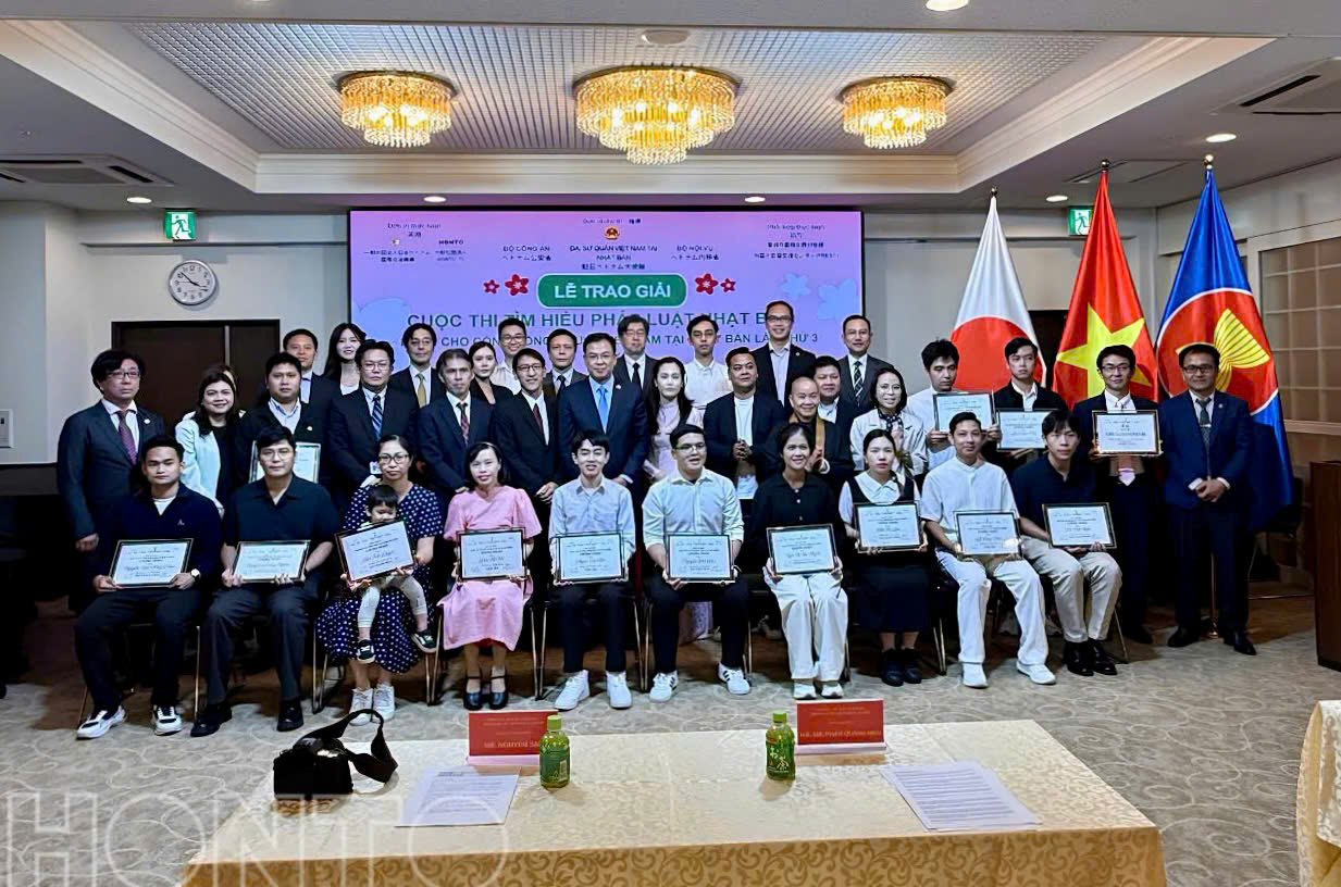 Trao giải cuộc thi tìm hiểu pháp luật Nhật Bản cho cộng đồng người Việt Nam Trao giải cuộc thi tìm hiểu pháp luật Nhật Bản cho cộng đồng người Việt Nam