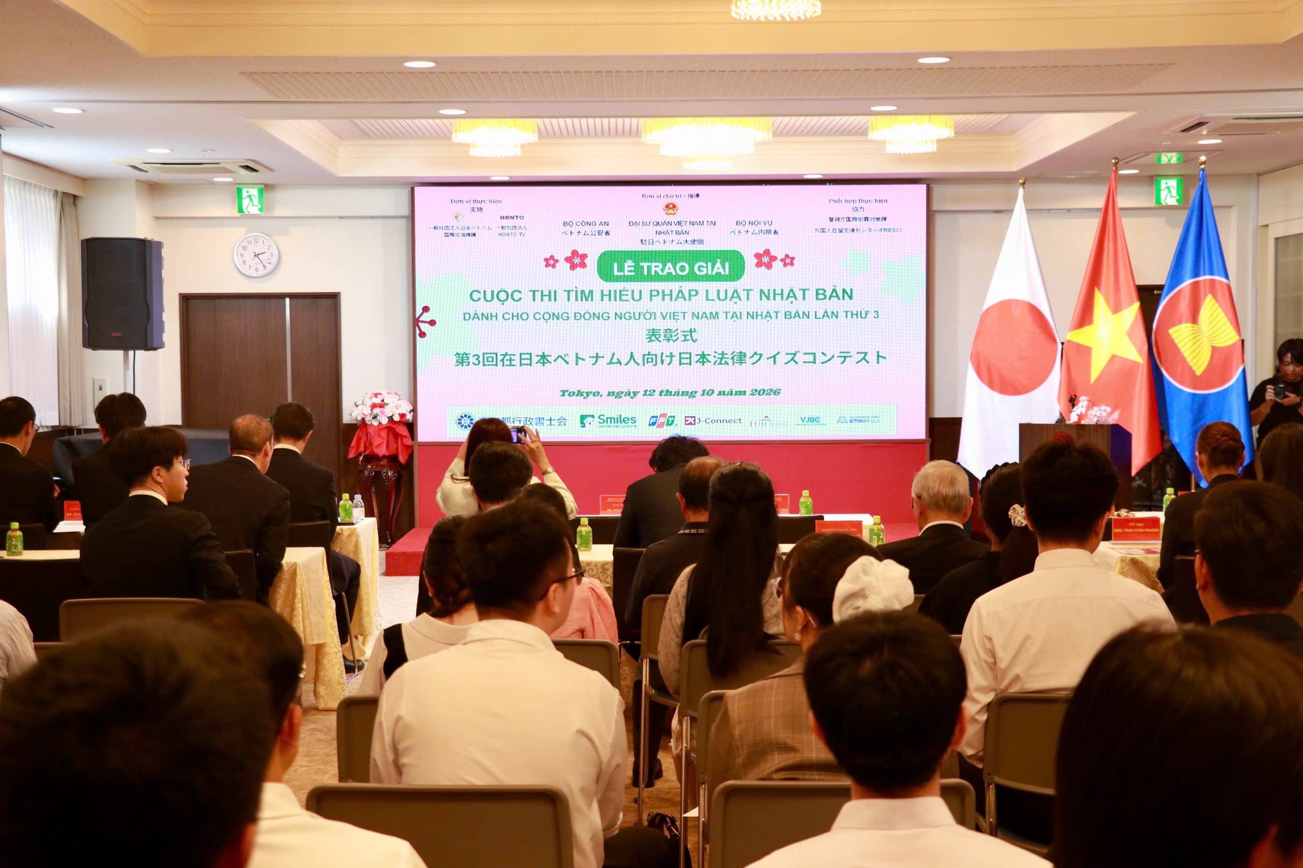 Trao giải cuộc thi tìm hiểu pháp luật Nhật Bản cho cộng đồng người Việt Nam Trao giải cuộc thi tìm hiểu pháp luật Nhật Bản cho cộng đồng người Việt Nam