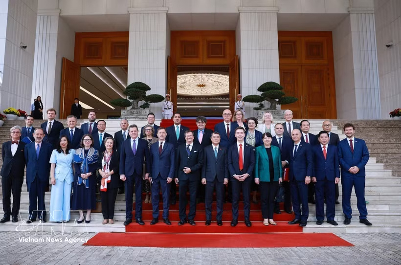 Prime Minister Le Minh Hung meets with Ambassador Julien Guerrier, Head of the EU Delegation to Vietnam, and other ambassadors and chargés d’affaires of EU member states in Hanoi on October 12. (Photo: VNA)