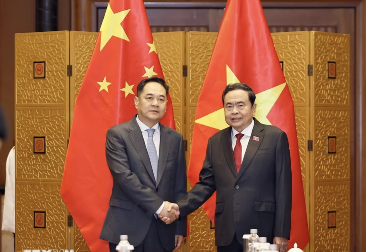 越南国会主席陈青敏与中国人民对外友好协会会长杨万明。