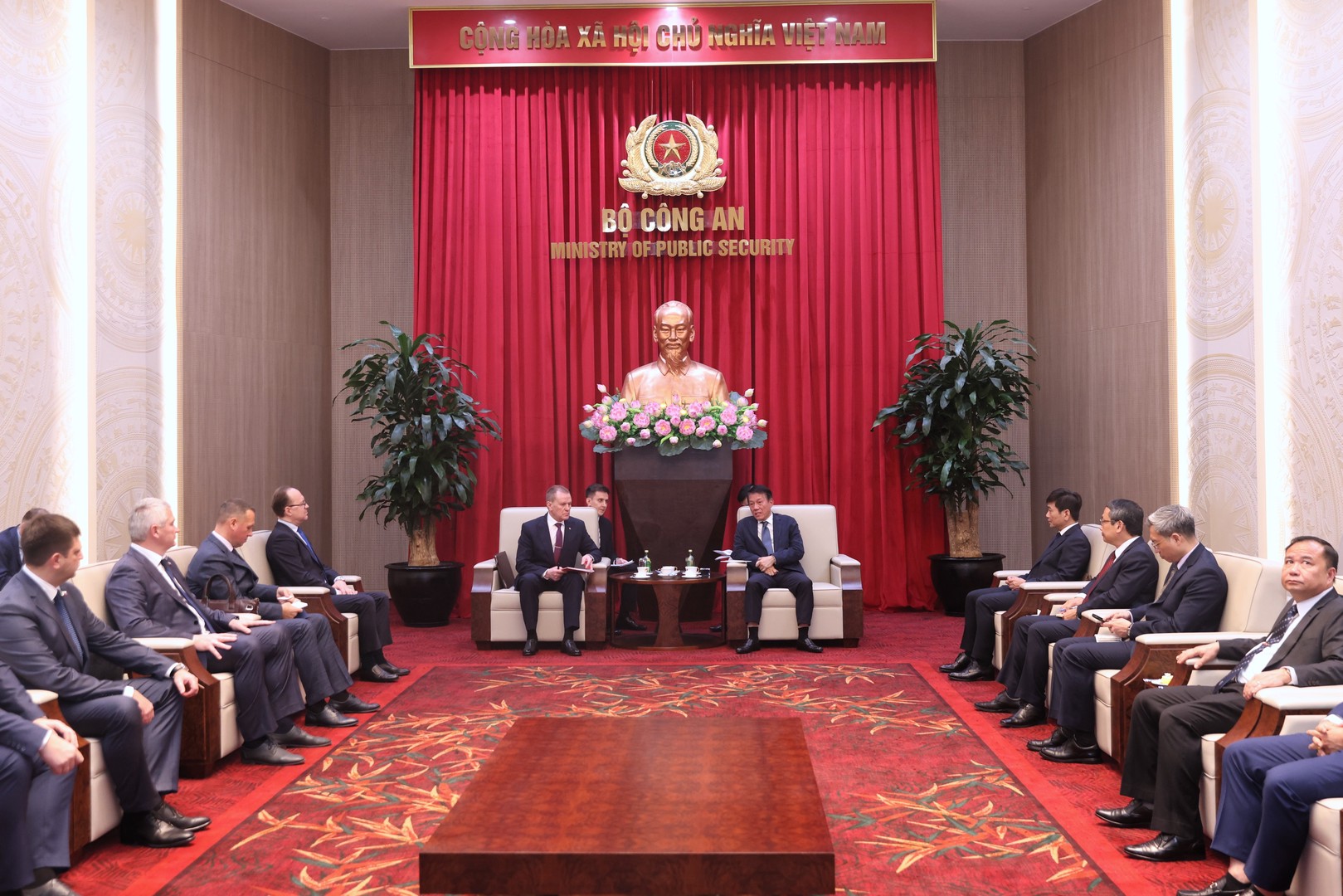 Việt Nam - Nga trao đổi kinh nghiệm thi hành án hình sự, ứng dụng công nghệ trong quản lý giam giữ Việt Nam - Nga trao đổi kinh nghiệm thi hành án hình sự, ứng dụng công nghệ trong quản lý giam giữ