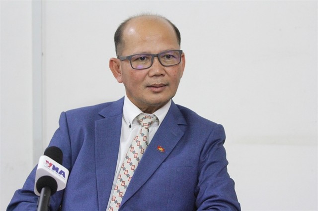 លោក Uch Leang។
