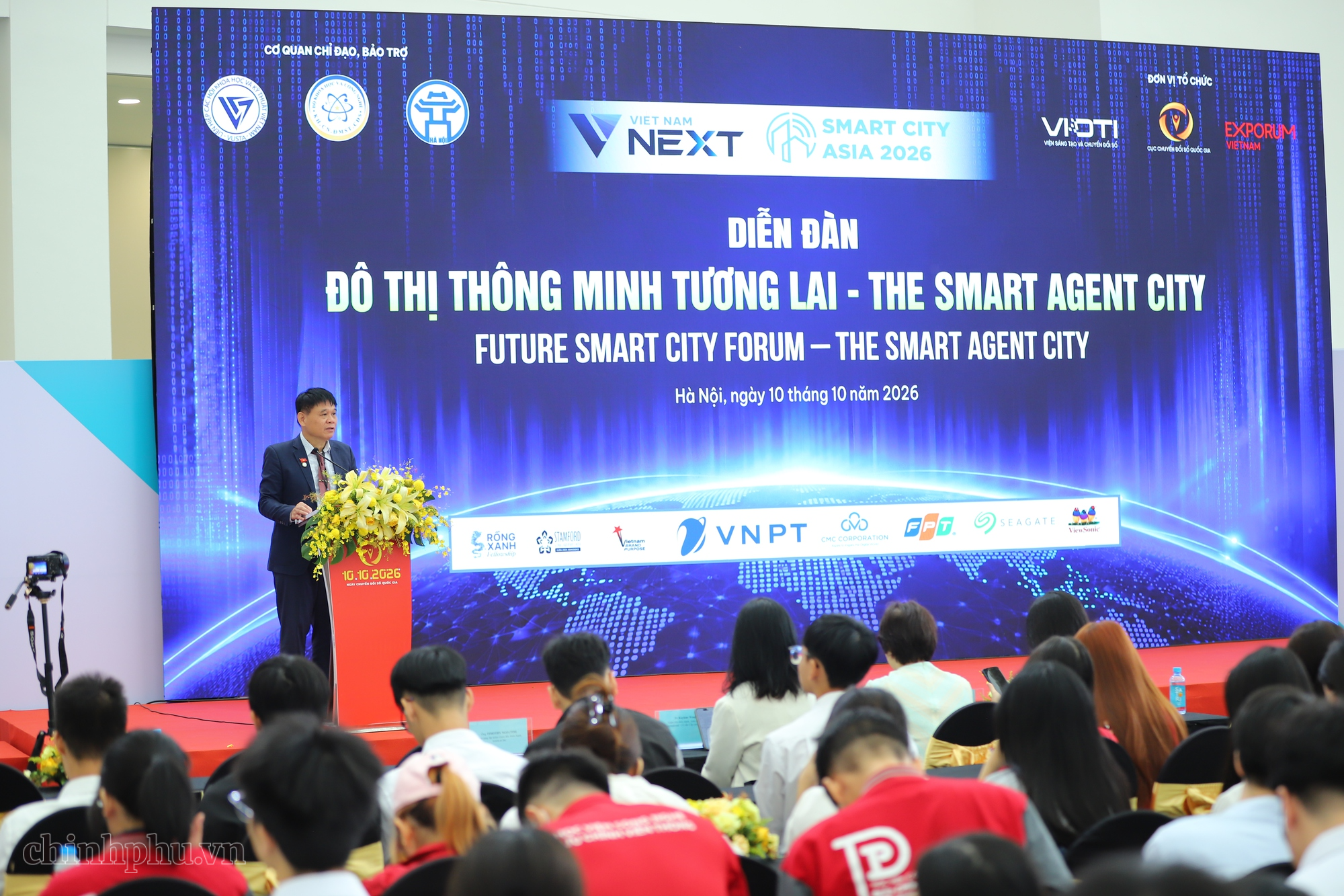វេទិកានេះត្រូវបានរៀបចំឡើងក្រោមការសម្របសម្រួលរបស់នាយកដ្ឋានបរិវត្តកម្មឌីជីថលជាតិ វិទ្យាស្ថាននវានុវត្តន៍និងបរិវត្តកម្មឌីជីថល (VIDTI) និងមជ្ឈមណ្ឌលភាពជាអ្នកដឹកនាំសកលស្ទែមហ្វដ (SGLC) ក្រោមការដឹកនាំ និងការឧបត្ថម្ភគាំទ្រពីក្រសួងវិទ្យាសាស្ត្រនិងបច្ចេកវិទ្យា សហភាពសមាគមវិទ្យាសាស្ត្រនិងបច្ចេកទេសវៀតណាម ព្រមទាំងគណៈកម្មាធិការប្រជាជនរដ្ឋធានីហាណូយ។ ការរីកចម្រើននៃបច្ចេកវិទ្យា AI កំពុងបើកចេញនូវទិសដៅថ្មីក្នុងការកសាងទីក្រុងឆ្លាតវៃ ចាប់ពីការធ្វើឌីជីថលភាវូបនីយកម្ម និងការតភ្ជាប់ទិន្នន័យ រហូតដល់ការដំណើរការប្រតិបត្តិការដោយបណ្តាភ្នាក់ងារ AI ដែលមានសមត្ថភាពសហការបំពេញភារកិច្ច។ ដំណើរការនេះទាមទារឱ្យមានភាពស៊ីសង្វាក់គ្នានៃហេដ្ឋារចនាសម្ព័ន្ធ ទិន្នន័យ និងយន្តការស្ថាប័ន ព្រមទាំងចាំបាច់ត្រូវមានយន្តការធានាសុវត្ថិភាព និងសិទ្ធិគ្រប់គ្រងរបស់មនុស្សជាតិ៕ វេទិកានេះត្រូវបានរៀបចំឡើងក្រោមការសម្របសម្រួលរបស់នាយកដ្ឋានបរិវត្តកម្មឌីជីថលជាតិ វិទ្យាស្ថាននវានុវត្តន៍និងបរិវត្តកម្មឌីជីថល (VIDTI) និងមជ្ឈមណ្ឌលភាពជាអ្នកដឹកនាំសកលស្ទែមហ្វដ (SGLC) ក្រោមការដឹកនាំ និងការឧបត្ថម្ភគាំទ្រពីក្រសួងវិទ្យាសាស្ត្រនិងបច្ចេកវិទ្យា សហភាពសមាគមវិទ្យាសាស្ត្រនិងបច្ចេកទេសវៀតណាម ព្រមទាំងគណៈកម្មាធិការប្រជាជនរដ្ឋធានីហាណូយ។ ការរីកចម្រើននៃបច្ចេកវិទ្យា AI កំពុងបើកចេញនូវទិសដៅថ្មីក្នុងការកសាងទីក្រុងឆ្លាតវៃ ចាប់ពីការធ្វើឌីជីថលភាវូបនីយកម្ម និងការតភ្ជាប់ទិន្នន័យ រហូតដល់ការដំណើរការប្រតិបត្តិការដោយបណ្តាភ្នាក់ងារ AI ដែលមានសមត្ថភាពសហការបំពេញភារកិច្ច។ ដំណើរការនេះទាមទារឱ្យមានភាពស៊ីសង្វាក់គ្នានៃហេដ្ឋារចនាសម្ព័ន្ធ ទិន្នន័យ និងយន្តការស្ថាប័ន ព្រមទាំងចាំបាច់ត្រូវមានយន្តការធានាសុវត្ថិភាព និងសិទ្ធិគ្រប់គ្រងរបស់មនុស្សជាតិ៕