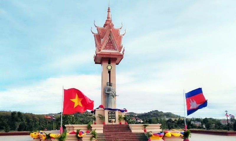 ស្តូបមិត្តភាពកម្ពុជា-វៀតណាម នៅក្រុងសែនមនោរម្យ ខេត្តមណ្ឌលគិរី ដែលមានចម្ងាយប្រមាណ ៣០០ គីឡូម៉ែត្រ ពីភាគឦសាននៃរាជធានីភ្នំពេញ និងជាប់ព្រំប្រទល់ជាមួយខេត្តដាក់ណុង និងខេត្តដាក់ឡាក់ តំបន់ខ្ពង់រាបកណ្តាលតាយង្វៀន នៃប្រទេសវៀតណាម។