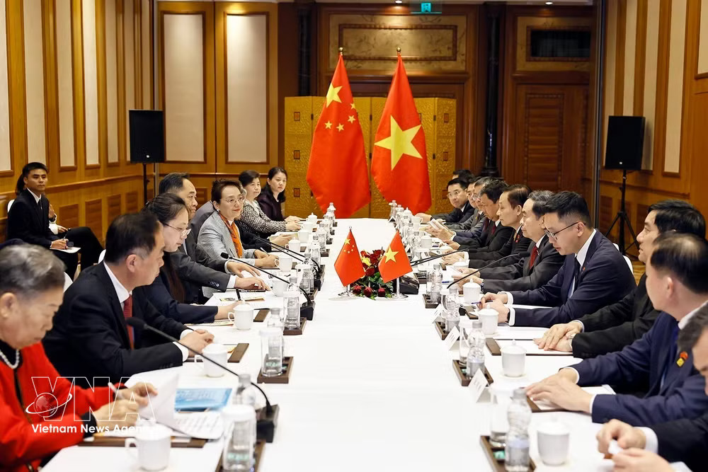 National Assembly President Tran Thanh Man meets with Chinese friendship figures in Beijing on October 12 (Photo: VNA) National Assembly President Tran Thanh Man meets with Chinese friendship figures in Beijing on October 12 (Photo: VNA)