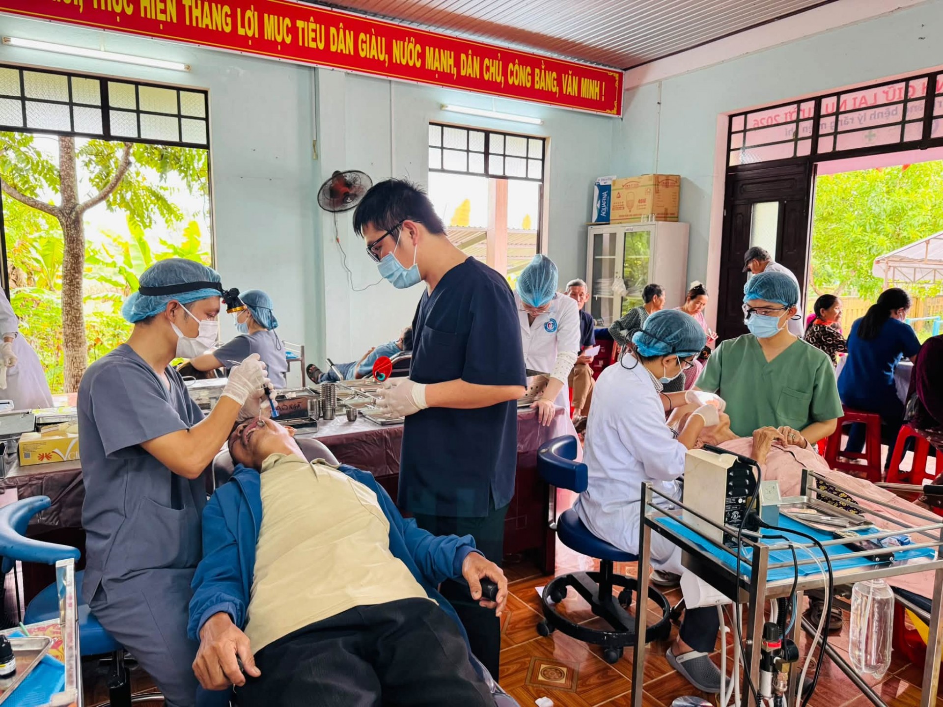 Doctors provided free dental examinations, consultations and treatment to disadvantaged residents in Thu Bon Commune, Da Nang. (Photo: Vinh Duc General Hospital) Doctors provided free dental examinations, consultations and treatment to disadvantaged residents in Thu Bon Commune, Da Nang. (Photo: Vinh Duc General Hospital)
