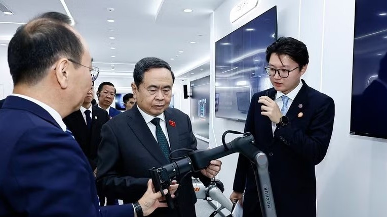 越南国会代表团参访中国科技企业和历史展览馆