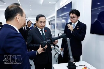 越南国会代表团参访中国科技企业和历史展览馆