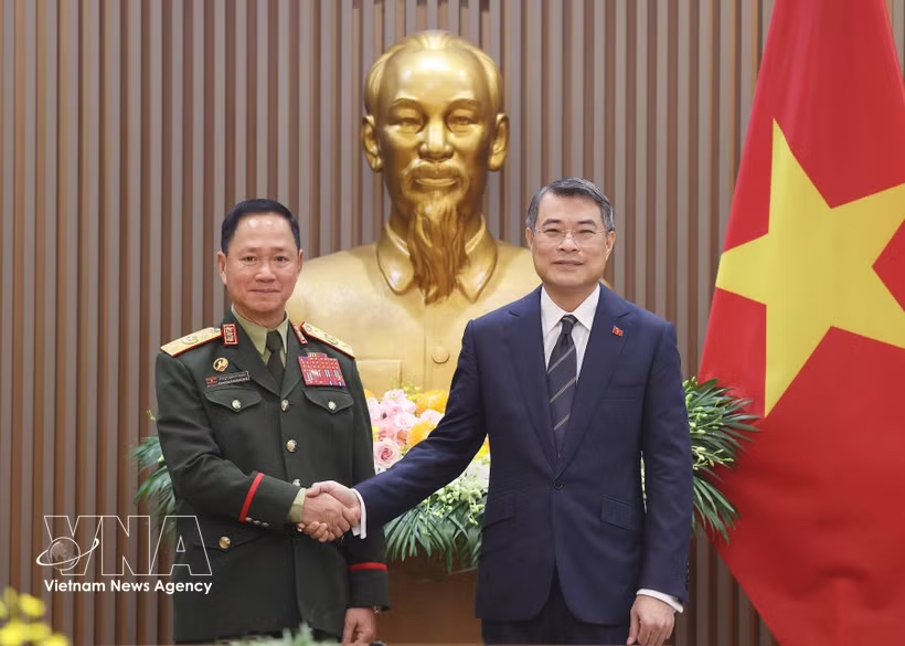 Prime Minister Le Minh Hung (right) and Lao Deputy Prime Minister and Minister of National Defence General Khamlieng Outhakaisone at their meeting on October 13 (Photo: VNA) Prime Minister Le Minh Hung (right) and Lao Deputy Prime Minister and Minister of National Defence General Khamlieng Outhakaisone at their meeting on October 13 (Photo: VNA)