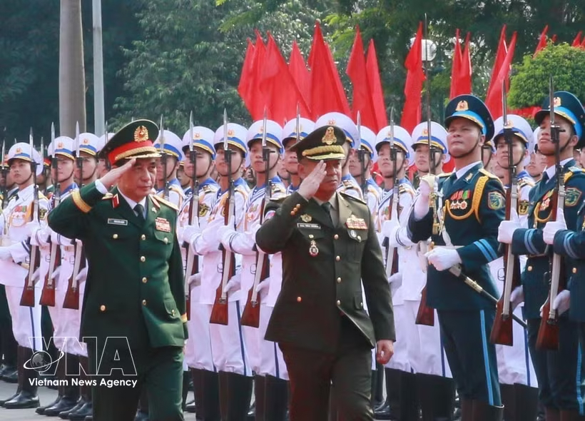 Vietnamese Deputy Prime Minister and Minister of National Defence Gen. Phan Van Giang (left) and his Cambodian counterpart General Tea Seiha review the Honour Guard of the Vietnam People's Army (Photo: VNA) Vietnamese Deputy Prime Minister and Minister of National Defence Gen. Phan Van Giang (left) and his Cambodian counterpart General Tea Seiha review the Honour Guard of the Vietnam People's Army (Photo: VNA)
