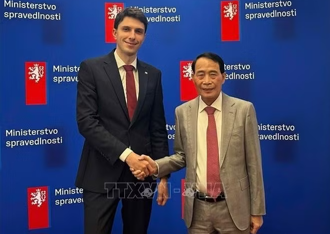 Thượng tướng Lê Quốc Hùng và Thứ trưởng Bộ Tư pháp Séc Adam Šimice tại buổi làm việc ngày 12/10. Ảnh: TTXVN phát Thượng tướng Lê Quốc Hùng và Thứ trưởng Bộ Tư pháp Séc Adam Šimice tại buổi làm việc ngày 12/10. Ảnh: TTXVN phát