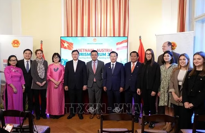 Khách mời tham dự diễn đàn chụp ảnh kỷ niệm.