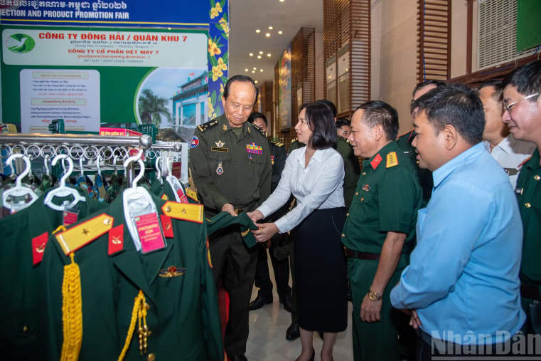Đại tướng Tan Thana, Quốc vụ khanh Bộ Quốc phòng Vương quốc Campuchia tham quan gian hàng Công ty Đông Hải, Quân khu 7. Đại tướng Tan Thana, Quốc vụ khanh Bộ Quốc phòng Vương quốc Campuchia tham quan gian hàng Công ty Đông Hải, Quân khu 7.