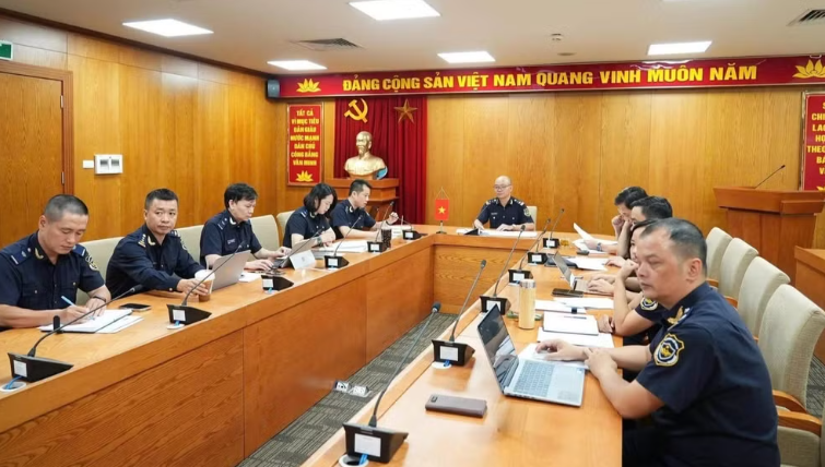 Các đại biểu phía Việt Nam tham dự cuộc họp trực tuyến với Hải quan Nam Ninh (Trung Quốc) về phối hợp triển khai cửa khẩu thông minh tại trụ sở Cục Hải quan. (Ảnh: CHQ)