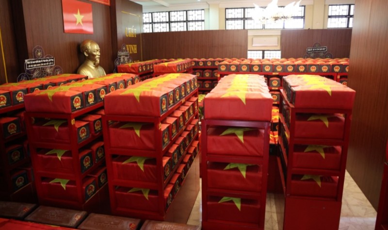 យោងតាមគណៈកម្មាធិការដឹកនាំការស្វែងរក ប្រមូលផ្តុំ និងកំណត់អត្តសញ្ញាណអដ្ឋិធាតុយុទ្ធជនពលីទីក្រុងហូជីមិញ ពិធីដាក់កម្រងផ្កា និងអុជធូប បានប្រព្រឹត្តទៅនៅវេលាម៉ោង ៧ និង ៣០ នាទី នាថ្ងៃទី ១៤ ខែតុលា នៅឧទ្យានវប្បធម៌ Le Thi Rieng។ ពិធីគោរពវិញ្ញាណក្ខន្ធ និងរំលឹកវិញ្ញាណក្ខន្ធ បានចាប់ផ្តើមនៅវេលាម៉ោង ៨ នាថ្ងៃដដែល។ ភ្លាមៗបន្ទាប់ពីនោះ អដ្ឋិធាតុយុទ្ធជនពលីចំនួន ៧៣១ រូប ត្រូវបានដង្ហែទៅកាន់ឈាបនដ្ឋានយុទ្ធជនពលីទីក្រុង នៅសង្កាត់ Long Binh ដើម្បីប្រារព្ធពិធីបញ្ចុះ។ តាមការគ្រោងទុក គណៈប្រតិភូចំនួនប្រមាណ ២០០ រូបបានចូលរួម រួមមានគណៈប្រតិភូថ្នាក់មជ្ឈិម យោធភូមិភាគទី ៧ ទីក្រុងហូជីមិញ តំណាងស្ថាប័ន អង្គការមួយចំនួន និងភ្ញៀវអន្តរជាតិ។ គណៈកម្មាធិការដឹកនាំបានអំពាវនាវដល់ប្រជាពលរដ្ឋនៅតាមបណ្តោយដងផ្លូវដែលក្បួនរថយន្តឆ្លងកាត់ ឱ្យចូលរួមជូនដំណើរយុទ្ធជនពលីចំនួន ៧៣១ រូប ទៅកាន់ទីសម្រាកចុងក្រោយដោយភាពអធិកអធម និងថ្លៃថ្នូរ។ មុនពិធីគោរពវិញ្ញាណក្ខន្ធ រំលឹកវិញ្ញាណក្ខន្ធ និងបញ្ចុះអដ្ឋិធាតុ នាយប់ថ្ងៃទី ១៣ ខែតុលា កម្មវិធីសិល្បៈពិសេស «រាត្រីដឹងគុណ» បានប្រព្រឹត្តទៅនៅវេលាម៉ោង ១៩ នៅឧទ្យានវប្បធម៌ Le Thi Rieng លេខ ៨៧៥ ផ្លូវ Cach Mang Thang Tam សង្កាត់ Hoa Hung៕ យោងតាមគណៈកម្មាធិការដឹកនាំការស្វែងរក ប្រមូលផ្តុំ និងកំណត់អត្តសញ្ញាណអដ្ឋិធាតុយុទ្ធជនពលីទីក្រុងហូជីមិញ ពិធីដាក់កម្រងផ្កា និងអុជធូប បានប្រព្រឹត្តទៅនៅវេលាម៉ោង ៧ និង ៣០ នាទី នាថ្ងៃទី ១៤ ខែតុលា នៅឧទ្យានវប្បធម៌ Le Thi Rieng។ ពិធីគោរពវិញ្ញាណក្ខន្ធ និងរំលឹកវិញ្ញាណក្ខន្ធ បានចាប់ផ្តើមនៅវេលាម៉ោង ៨ នាថ្ងៃដដែល។ ភ្លាមៗបន្ទាប់ពីនោះ អដ្ឋិធាតុយុទ្ធជនពលីចំនួន ៧៣១ រូប ត្រូវបានដង្ហែទៅកាន់ឈាបនដ្ឋានយុទ្ធជនពលីទីក្រុង នៅសង្កាត់ Long Binh ដើម្បីប្រារព្ធពិធីបញ្ចុះ។ តាមការគ្រោងទុក គណៈប្រតិភូចំនួនប្រមាណ ២០០ រូបបានចូលរួម រួមមានគណៈប្រតិភូថ្នាក់មជ្ឈិម យោធភូមិភាគទី ៧ ទីក្រុងហូជីមិញ តំណាងស្ថាប័ន អង្គការមួយចំនួន និងភ្ញៀវអន្តរជាតិ។ គណៈកម្មាធិការដឹកនាំបានអំពាវនាវដល់ប្រជាពលរដ្ឋនៅតាមបណ្តោយដងផ្លូវដែលក្បួនរថយន្តឆ្លងកាត់ ឱ្យចូលរួមជូនដំណើរយុទ្ធជនពលីចំនួន ៧៣១ រូប ទៅកាន់ទីសម្រាកចុងក្រោយដោយភាពអធិកអធម និងថ្លៃថ្នូរ។ មុនពិធីគោរពវិញ្ញាណក្ខន្ធ រំលឹកវិញ្ញាណក្ខន្ធ និងបញ្ចុះអដ្ឋិធាតុ នាយប់ថ្ងៃទី ១៣ ខែតុលា កម្មវិធីសិល្បៈពិសេស «រាត្រីដឹងគុណ» បានប្រព្រឹត្តទៅនៅវេលាម៉ោង ១៩ នៅឧទ្យានវប្បធម៌ Le Thi Rieng លេខ ៨៧៥ ផ្លូវ Cach Mang Thang Tam សង្កាត់ Hoa Hung៕