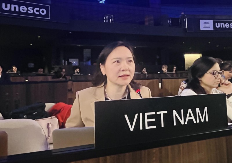 លោកជំទាវ Nguyen Thi Van Anh ឯកអគ្គរដ្ឋទូត ប្រធានបេសកកម្មតំណាងអចិន្ត្រៃយ៍វៀតណាមប្រចាំ UNESCO។ លោកជំទាវ Nguyen Thi Van Anh ឯកអគ្គរដ្ឋទូត ប្រធានបេសកកម្មតំណាងអចិន្ត្រៃយ៍វៀតណាមប្រចាំ UNESCO។