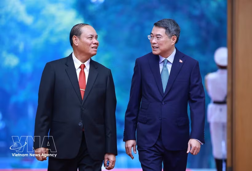 Prime Minister Le Minh Hung (right) and Politburo member and Standing Member of the Secretariat of the Lao People's Revolutionary Party (LPRP) Central Committee Vilay Lakhamfong at their meeting on October 14 (Photo: VNA) Prime Minister Le Minh Hung (right) and Politburo member and Standing Member of the Secretariat of the Lao People's Revolutionary Party (LPRP) Central Committee Vilay Lakhamfong at their meeting on October 14 (Photo: VNA)