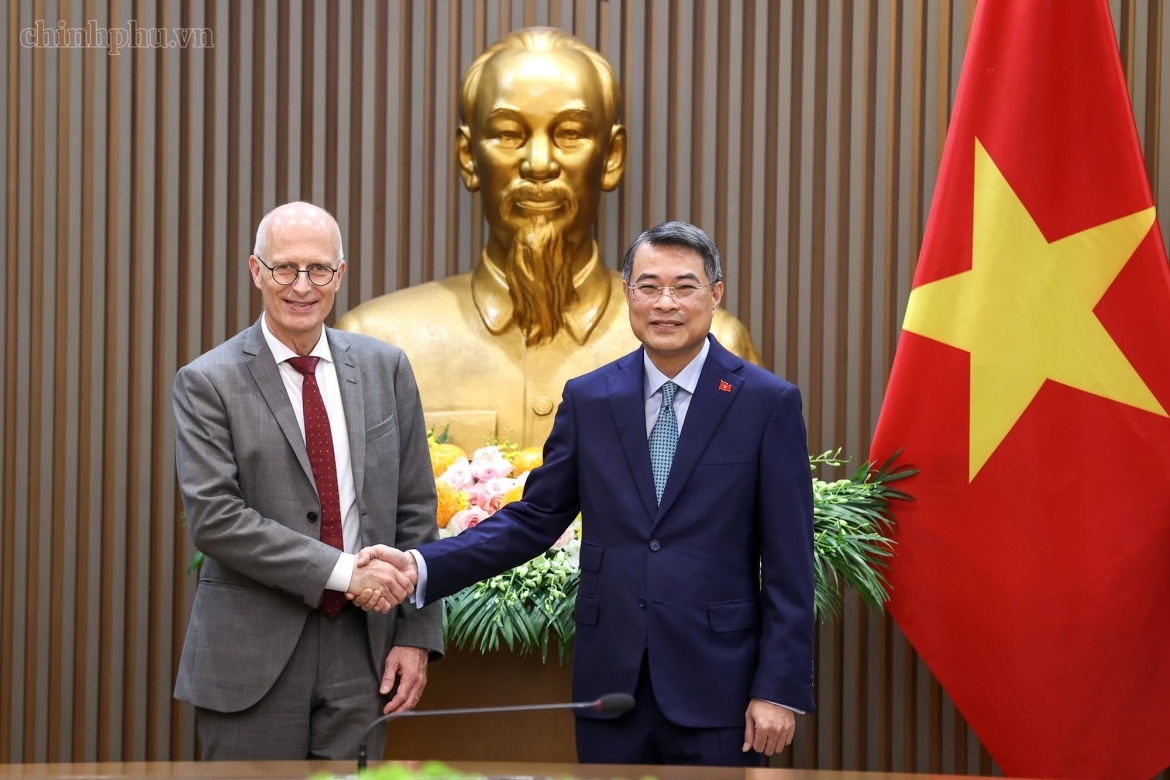 Vietnamese Prime Minister Le Minh Hung (R) receives Peter Tschentscher, First Mayor of Hamburg, Germany, in Hanoi on October 14. (Photo: VGP) Vietnamese Prime Minister Le Minh Hung (R) receives Peter Tschentscher, First Mayor of Hamburg, Germany, in Hanoi on October 14. (Photo: VGP)