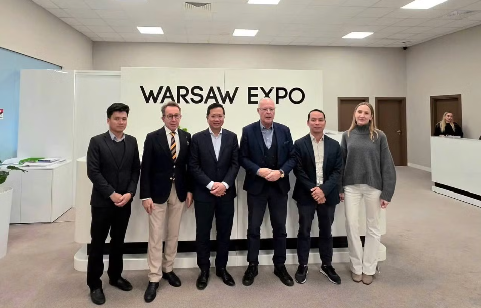 Ambassador Ha Hoang Hai (third from left) poses for a commemorative photo with the organizers and representatives of participating organizations. (Photo: Provided by the Vietnamese Ambassador to Poland) Ambassador Ha Hoang Hai (third from left) poses for a commemorative photo with the organizers and representatives of participating organizations. (Photo: Provided by the Vietnamese Ambassador to Poland)