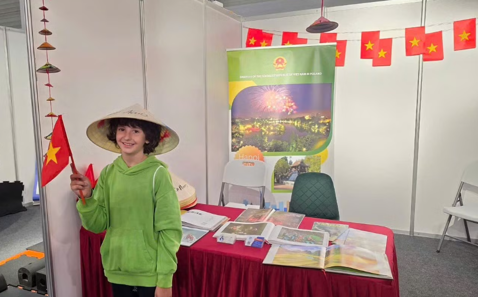 A young Polish visitor shows interest in Vietnamese products displayed at the booth. (Photo: Provided by the Vietnamese Ambassador to Poland) A young Polish visitor shows interest in Vietnamese products displayed at the booth. (Photo: Provided by the Vietnamese Ambassador to Poland)